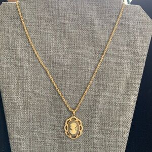 Vintage Goldtone Necklace w/ Cameo Pendant 17”